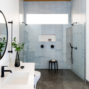 Immagine di una grande stanza da bagno padronale rustica con doccia aperta, pavimento in pietra calcarea, lavabo sottopiano, top in quarzo composito, pavimento grigio, doccia aperta, top bianco e soffitto in legno