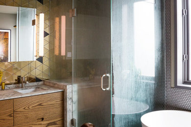 Cette image montre une salle de bain principale bohème en bois brun de taille moyenne avec un placard à porte plane, une baignoire indépendante, une douche d'angle, WC séparés, un carrelage multicolore, des carreaux de porcelaine, un mur vert, un sol en carrelage de porcelaine, un lavabo encastré, un plan de toilette en marbre, un sol noir, une cabine de douche à porte battante, un plan de toilette multicolore, un banc de douche, meuble double vasque et meuble-lavabo suspendu.