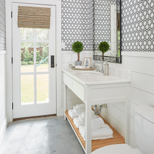Esempio di una stanza da bagno country con consolle stile comò, ante bianche, WC a due pezzi, pareti multicolore, lavabo sottopiano e pavimento grigio