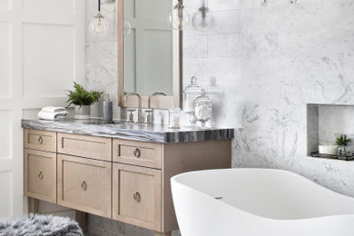 Modelo de cuarto de baño clásico renovado con baldosas y/o azulejos de mármol y suelo de mármol