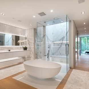Modern inredning av ett mycket stort en-suite badrum