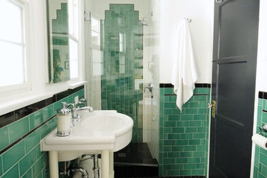 Modelo de cuarto de baño tradicional pequeño con armarios abiertos, baldosas y/o azulejos verdes, baldosas y/o azulejos de cemento, paredes blancas, suelo con mosaicos de baldosas, aseo y ducha y lavabo tipo consola