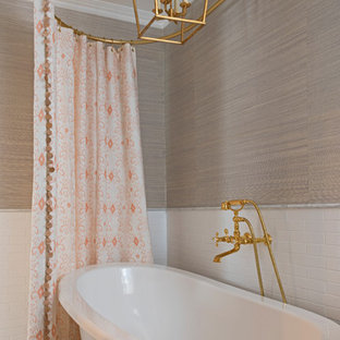 Shabby-Chic Badezimmer En Suite mit Löwenfuß-Badewanne, Metrofliesen, beiger Wandfarbe und blauem Boden in Los Angeles