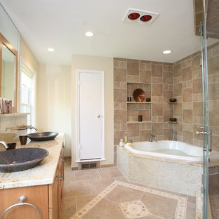 Imagen de cuarto de baño principal, de estilo zen, grande, con puertas de armario de madera clara, bañera esquinera, ducha esquinera, baldosas y/o azulejos grises, baldosas y/o azulejos de cerámica, paredes beige, suelo de baldosas de cerámica, lavabo sobreencimera, encimera de cuarzo compacto, suelo beige, ducha con puerta con bisagras y encimeras blancas