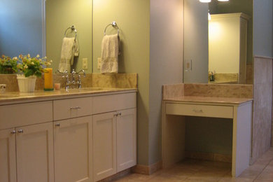 Cette image montre une salle de bain principale minimaliste de taille moyenne avec un lavabo encastré, un placard à porte plane, des portes de placard blanches, un plan de toilette en granite, une baignoire encastrée, un combiné douche/baignoire, WC séparés, un carrelage beige, des carreaux de porcelaine, un mur vert et un sol en carrelage de céramique.