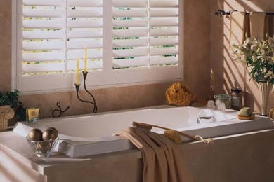 Idee per una stanza da bagno padronale tradizionale di medie dimensioni con vasca da incasso e pareti beige