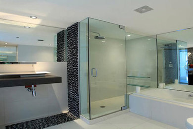 Modelo de cuarto de baño principal grande con ducha esquinera, baldosas y/o azulejos blancos y baldosas y/o azulejos de cerámica