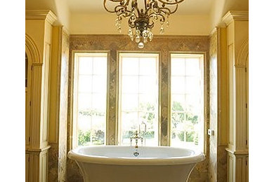 Ejemplo de cuarto de baño principal grande con encimera de mármol