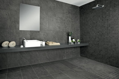 Modernes Badezimmer En Suite mit bodengleicher Dusche, schwarzen Fliesen, schwarzer Wandfarbe, Keramikboden, Aufsatzwaschbecken und Schieferfliesen in New York