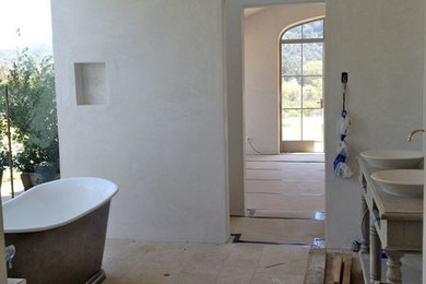 На фото: ванная комната в стиле неоклассика (современная классика) с отдельно стоящей ванной