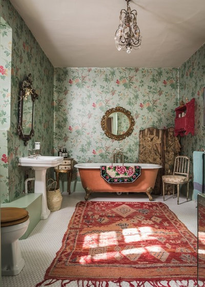 Shabby-chic Style Bathroom by Unique Homestays
