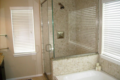 Diseño de cuarto de baño rural de tamaño medio con puertas de armario negras, ducha empotrada, paredes beige, suelo de baldosas de cerámica, lavabo bajoencimera y encimera de granito