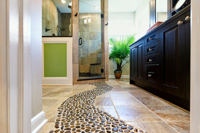 Inspiration for a mid-sized coastal master pebble tile corner shower remodel in Philadelphia