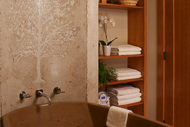 Diseño de cuarto de baño cemento rústico con bañera exenta