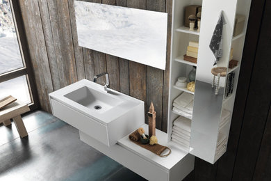 Cette image montre une salle de bain design de taille moyenne avec un placard sans porte, des portes de placard blanches, un mur marron, sol en béton ciré, un lavabo intégré et un plan de toilette en quartz modifié.