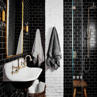 Foto di una stanza da bagno con doccia country di medie dimensioni con doccia aperta, piastrelle nere, piastrelle diamantate, pareti bianche, pavimento in gres porcellanato, lavabo sospeso e pavimento grigio