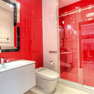 Esempio di una piccola stanza da bagno con doccia minimal con ante lisce, ante bianche, doccia alcova, bidè, piastrelle rosse, piastrelle in gres porcellanato, pareti rosse, pavimento in gres porcellanato, lavabo integrato e top in vetro