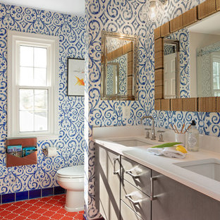 Ispirazione per una stanza da bagno per bambini boho chic di medie dimensioni con ante grigie, vasca/doccia, pareti multicolore, pavimento con piastrelle in ceramica, pavimento arancione e top bianco