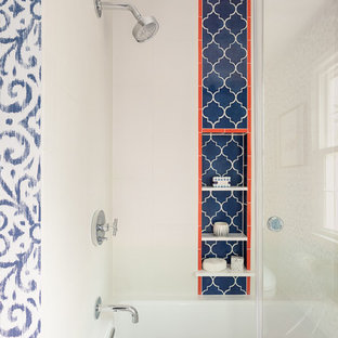 Immagine di una stanza da bagno per bambini bohémian di medie dimensioni con vasca/doccia, vasca ad alcova, piastrelle blu, piastrelle multicolore, piastrelle arancioni, porta doccia scorrevole e piastrelle in ceramica