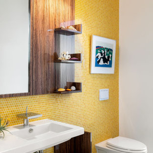 Idée de décoration pour une petit salle d'eau design avec un WC suspendu, un carrelage jaune, un sol en terrazzo, un lavabo suspendu, un sol multicolore et un mur blanc.