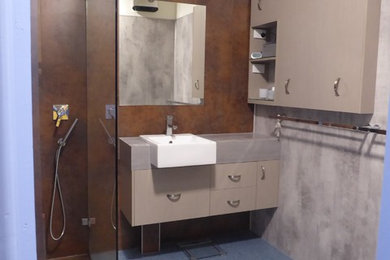 Modelo de cuarto de baño principal ecléctico de tamaño medio con puertas de armario beige, ducha esquinera, paredes multicolor, suelo vinílico, suelo azul y ducha con puerta corredera