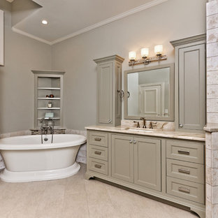 Immagine di una stanza da bagno padronale classica con lavabo sottopiano, ante verdi, vasca freestanding, doccia ad angolo, piastrelle beige, pareti grigie, pavimento in gres porcellanato, ante a filo, piastrelle in pietra e top in granito