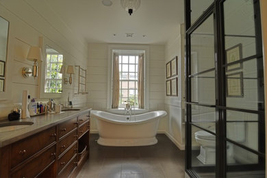Идея дизайна: большая главная ванная комната в классическом стиле с фасадами островного типа, темными деревянными фасадами, отдельно стоящей ванной, угловым душем, биде, серой плиткой, каменной плиткой, белыми стенами, полом из известняка, врезной раковиной и столешницей из известняка