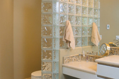 Cette photo montre une salle de bain tendance avec des portes de placard blanches, un carrelage beige et un mur beige.
