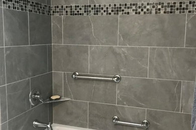 Imagen de cuarto de baño tradicional con bañera empotrada, combinación de ducha y bañera, baldosas y/o azulejos grises, baldosas y/o azulejos multicolor, baldosas y/o azulejos de mármol y ducha con cortina