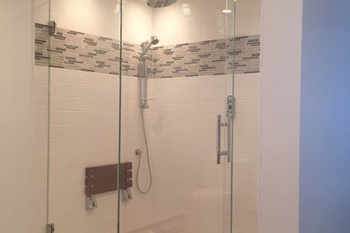 ニューヨークにあるコンテンポラリースタイルのおしゃれな浴室 (アルコーブ型シャワー、サブウェイタイル、白い壁) の写真