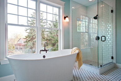 Diseño de cuarto de baño principal clásico renovado con bañera exenta, ducha empotrada, paredes azules y ducha con puerta con bisagras