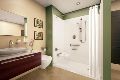 На фото: ванная комната в классическом стиле с душем без бортиков с