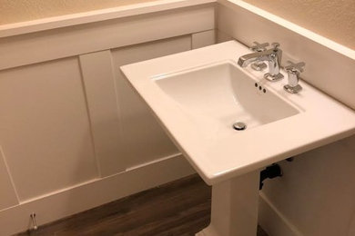 Foto de cuarto de baño de tamaño medio con paredes beige, suelo de madera oscura, lavabo tipo consola y suelo marrón