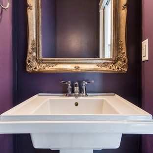 Foto di una stanza da bagno padronale stile americano di medie dimensioni con lavabo a colonna e pareti viola