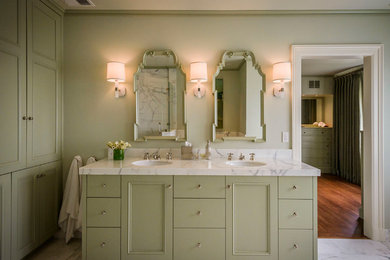 Diseño de cuarto de baño principal tradicional con armarios con paneles lisos, puertas de armario verdes, ducha esquinera, paredes verdes y suelo de baldosas de cerámica