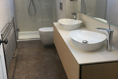 ウエストミッドランズにあるおしゃれな浴室の写真