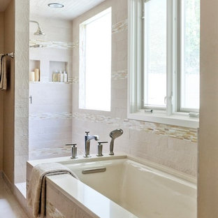 Exempel på ett stort klassiskt en-suite badrum, med släta luckor, skåp i mellenmörkt trä, ett undermonterat badkar, en öppen dusch, en toalettstol med separat cisternkåpa, beige kakel, glaskakel, beige väggar, klinkergolv i porslin, ett undermonterad handfat och bänkskiva i kvarts