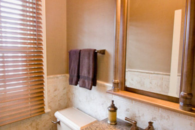 Imagen de cuarto de baño tradicional pequeño con armarios tipo mueble, puertas de armario de madera oscura, sanitario de dos piezas, lavabo bajoencimera y encimera de granito