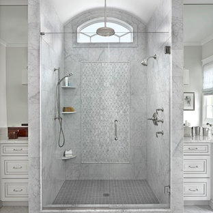 Klassisk inredning av ett stort en-suite badrum, med dusch med gångjärnsdörr, luckor med upphöjd panel, vita skåp, våtrum, marmorgolv och ett undermonterad handfat
