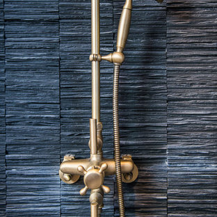 Esempio di una stanza da bagno con doccia minimalista di medie dimensioni con piastrelle nere, pareti beige, parquet chiaro, lavabo a colonna, doccia alcova, WC monopezzo, piastrelle in pietra e top in zinco