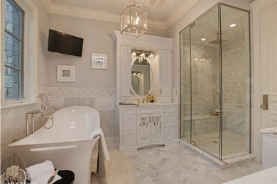 Inspiration for a transitional bathroom remodel in Chicago