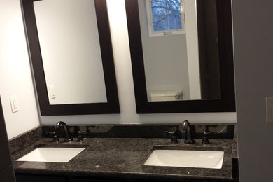 Diseño de cuarto de baño de estilo americano con encimera de granito