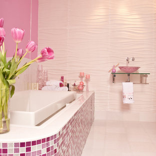 Inspiration för ett stort funkis badrum för barn, med mosaik, rosa kakel, rosa väggar, öppna hyllor, ett platsbyggt badkar, en toalettstol med hel cisternkåpa, klinkergolv i keramik, ett väggmonterat handfat, bänkskiva i glas, vitt golv och en hörndusch