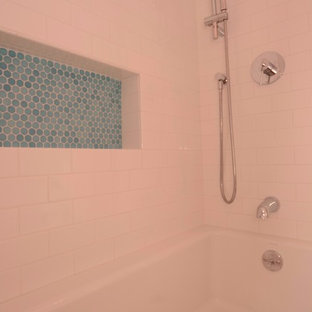 Mittelgroßes Shabby-Chic Kinderbad mit offenen Schränken, weißen Schränken, Badewanne in Nische, Duschbadewanne, Wandtoilette mit Spülkasten, weißen Fliesen, Metrofliesen, rosa Wandfarbe, Mosaik-Bodenfliesen, Trogwaschbecken, blauem Boden und Duschvorhang-Duschabtrennung in New York