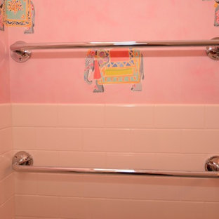 Mittelgroßes Shabby-Style Kinderbad mit offenen Schränken, weißen Schränken, Badewanne in Nische, Duschbadewanne, Wandtoilette mit Spülkasten, weißen Fliesen, Metrofliesen, rosa Wandfarbe, Mosaik-Bodenfliesen, Trogwaschbecken, blauem Boden und Duschvorhang-Duschabtrennung in New York