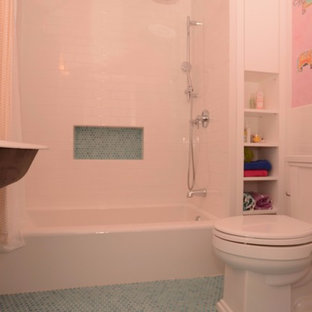 Mittelgroßes Shabby-Style Kinderbad mit offenen Schränken, weißen Schränken, Badewanne in Nische, Duschbadewanne, Wandtoilette mit Spülkasten, weißen Fliesen, Metrofliesen, rosa Wandfarbe, Mosaik-Bodenfliesen, Trogwaschbecken, blauem Boden und Duschvorhang-Duschabtrennung in New York