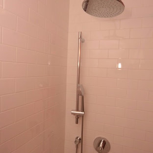Mittelgroßes Shabby-Chic Kinderbad mit offenen Schränken, weißen Schränken, Badewanne in Nische, Duschbadewanne, Wandtoilette mit Spülkasten, weißen Fliesen, Metrofliesen, rosa Wandfarbe, Mosaik-Bodenfliesen, Trogwaschbecken, blauem Boden und Duschvorhang-Duschabtrennung in New York