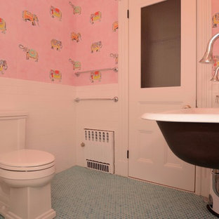 Mittelgroßes Shabby-Style Kinderbad mit offenen Schränken, weißen Schränken, Badewanne in Nische, Duschbadewanne, Wandtoilette mit Spülkasten, weißen Fliesen, Metrofliesen, rosa Wandfarbe, Mosaik-Bodenfliesen, Trogwaschbecken, blauem Boden und Duschvorhang-Duschabtrennung in New York