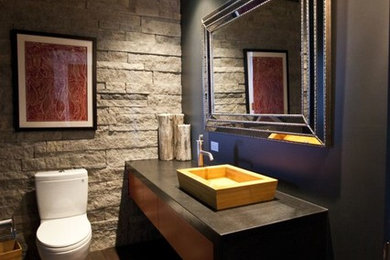 На фото: ванная комната в современном стиле с плоскими фасадами с