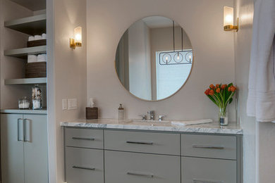 Imagen de cuarto de baño principal moderno de tamaño medio con armarios con paneles lisos, puertas de armario grises, bañera exenta, ducha doble, lavabo bajoencimera y encimera de mármol